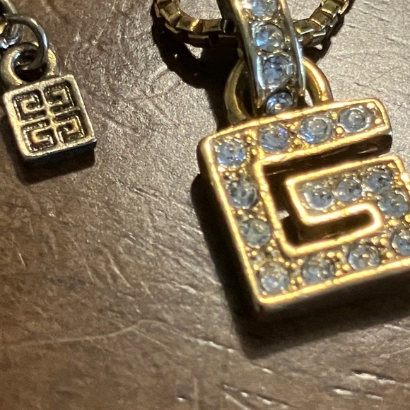 Dainty Blingy Crystal Gold Tone Givenchy G Logo Box Chain Pendant Necklace 16” - Picture 9 of 9